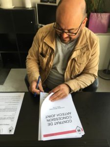 Adrien Brochard, jointeur à la machine à joint, signe sont contrat avec Artech joint en Vendée daans la ville de Cholet