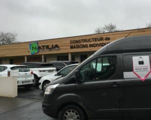 jointeur de placo, dans la ville de Cholet. Adrien Brochard jointeur à la machine à joint bazooka