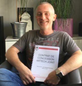 jointeur, Michaël Bissiana à Tours en Indre et Loire signe sont contrat de concession Artech Joint