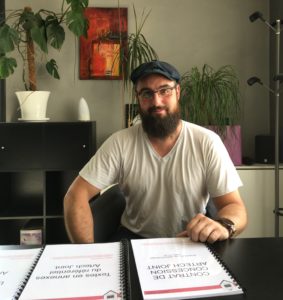 Jointeur de plaques de plâtre dans la ville du Havre en Seine-Maritime, à la machine à joint bazooka