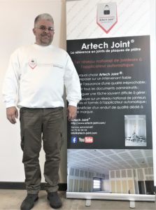 Jointeur de plaque de plâtre à la machine à joint bazooka. Grégory Thibert intervient sur la ville de Dijon en Côte D'or.